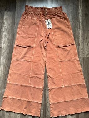 easel Women’s Wide-Leg Cargo Sweatpants - Rust Orange